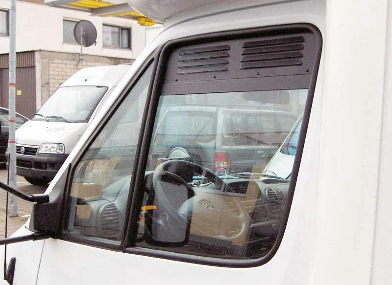 Mřížka větrací okenní Airvent pro Mercedes Sprinter 1995–2006 černá (hliníková ventilační vložka do bočního okna kabiny s integrovanou moskytiérou) 304957