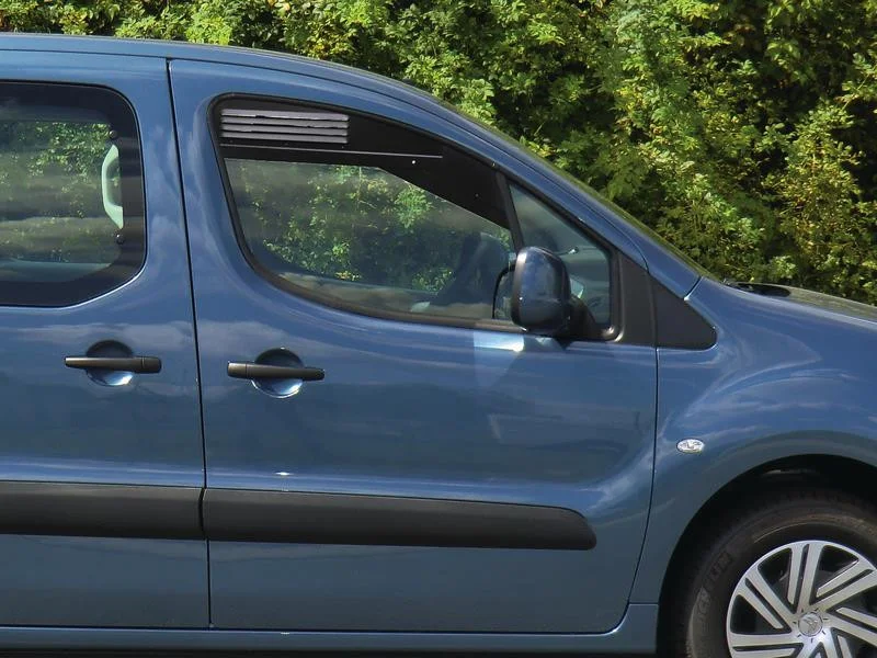 Mřížka větrací do oken kabiny pro Citroën Berlingo II a Peugeot Partner Tepee (2008–2018) 304959