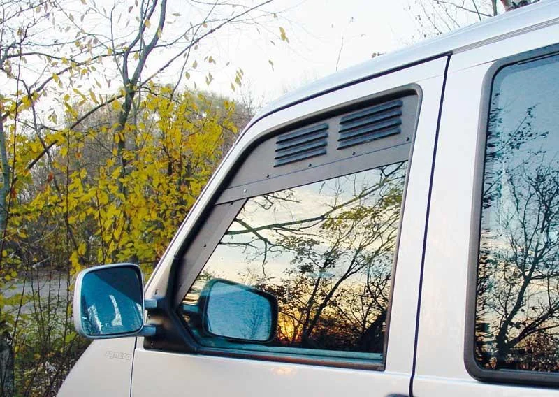 Mřížky větrací do oken kabiny Airvent pro VW LT2 (1996–2005), sada 2 ks (integrovaná moskytiéra, ochrana proti dešti a vloupání) 304982
