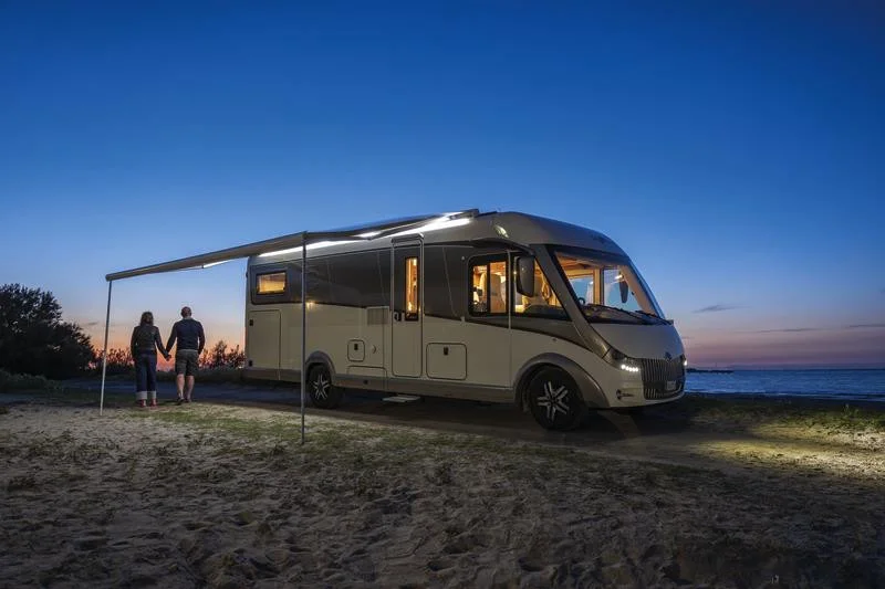 Markýza střešní Fiamma F80L 550 (5,47 m, výsuv 275 cm, polární bílá, královská modř) 306210