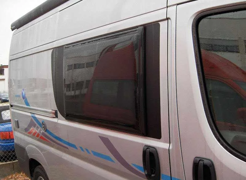 Okno otevírací Carbest pro Fiat Ducato, posuvné dveře, 985 × 465 mm 304178
