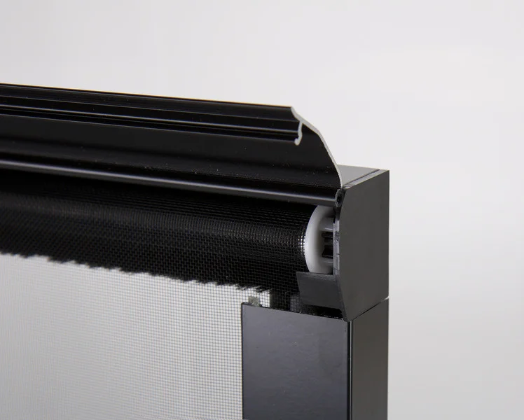 Roleta zatemňovací s moskytiérou UniFrame matná černá 700 × 300 mm, univerzální vnitřní hliníkový rám, plisované zatemnění a ochrana proti hmyzu pro okna obytných aut a karavanů, skryté šrouby, distanční profily 318210